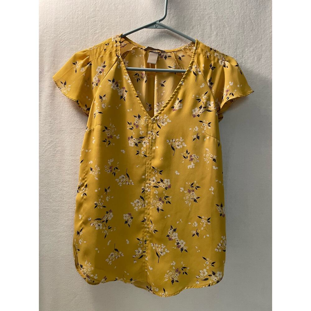 H & M yellow V neck short sleeve shirt size 2 floral‎ print